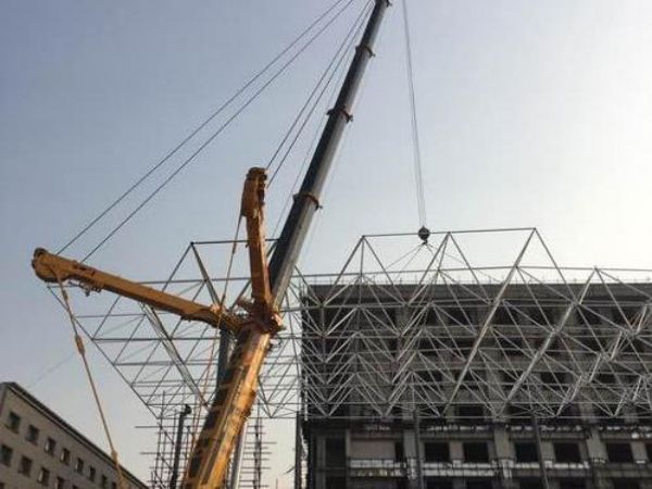 信阳市吊车出租_吊车出租公司重点介绍是什么?